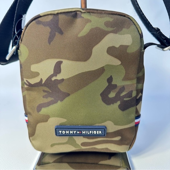 NWT Men’s Tommy Hilfiger Olive Camouflage Crossbody Messenger Bag - Picture 1 of 9